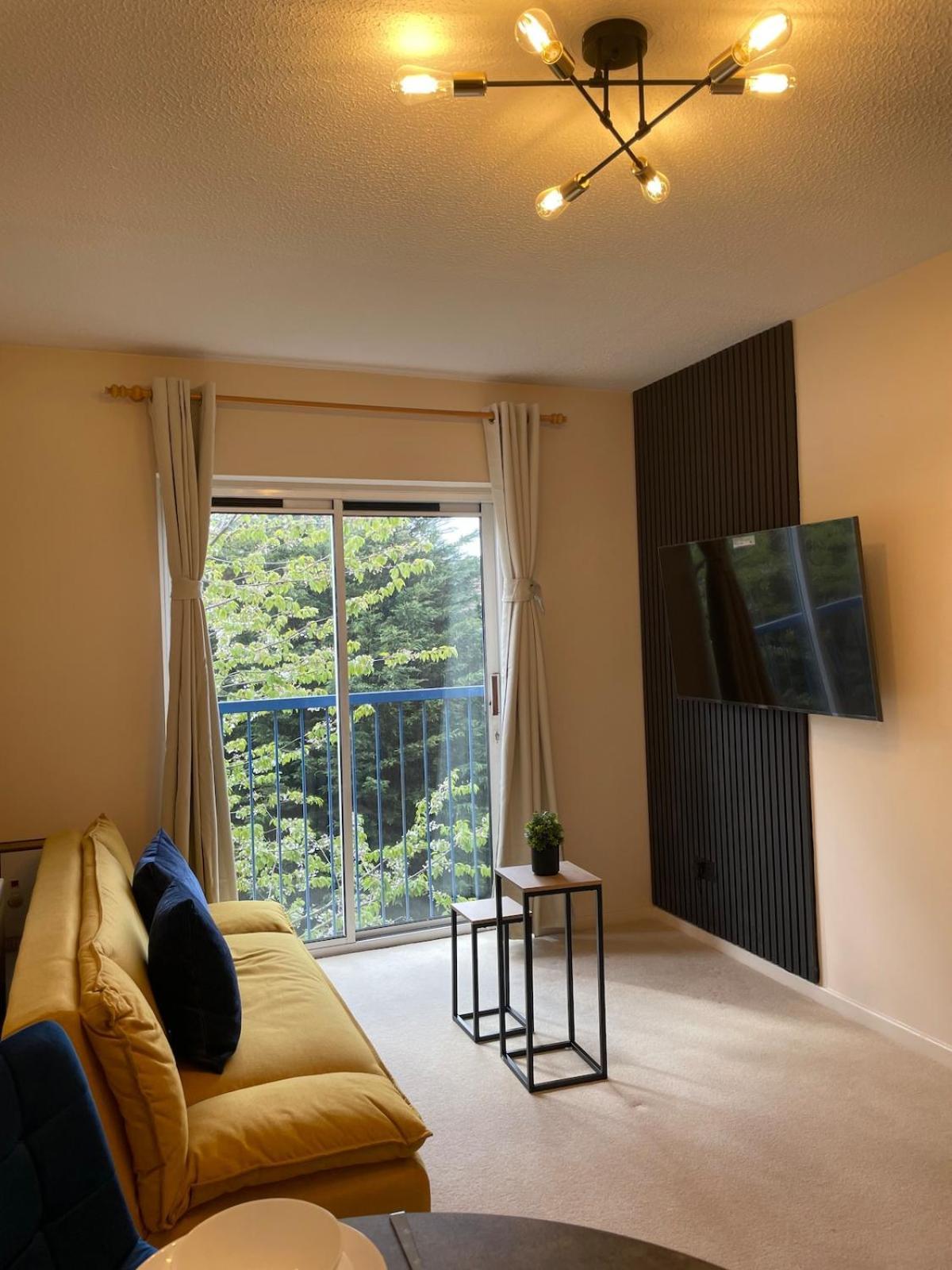 Modern 1 Bedroom Centre Including Free Parking Apartment *