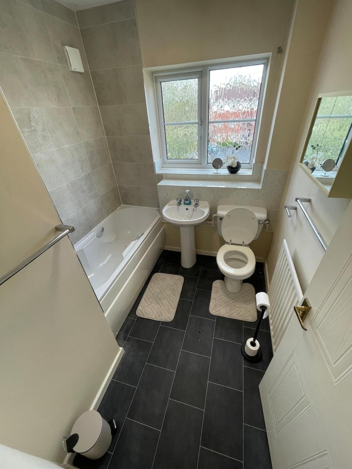 Modern 1 Bedroom Centre Including Free Parking *